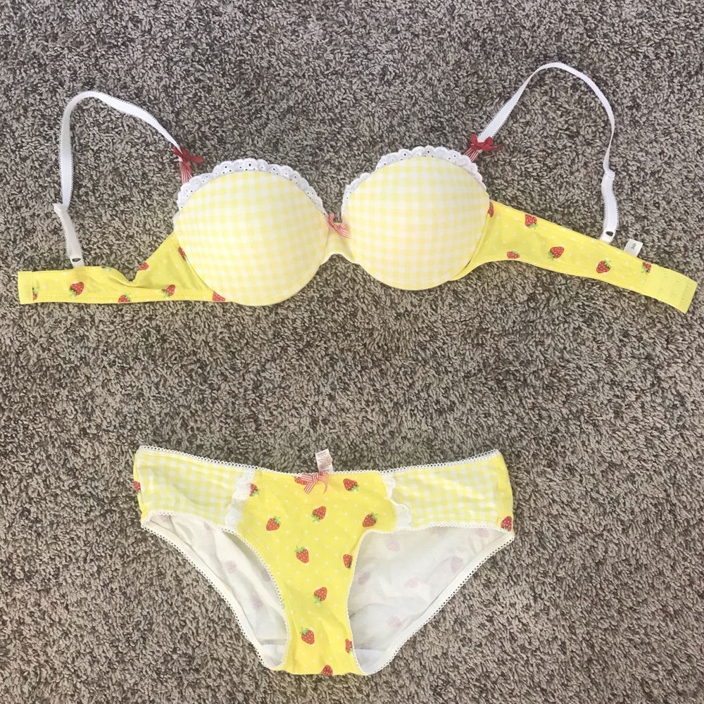 Adorable yellow bra & panty set!🍓